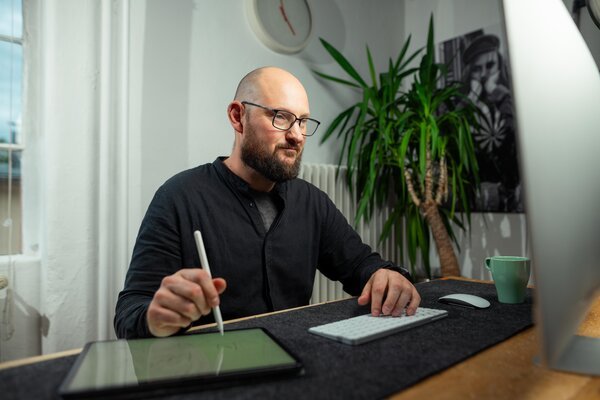 Sebastian Kleber working at his desk